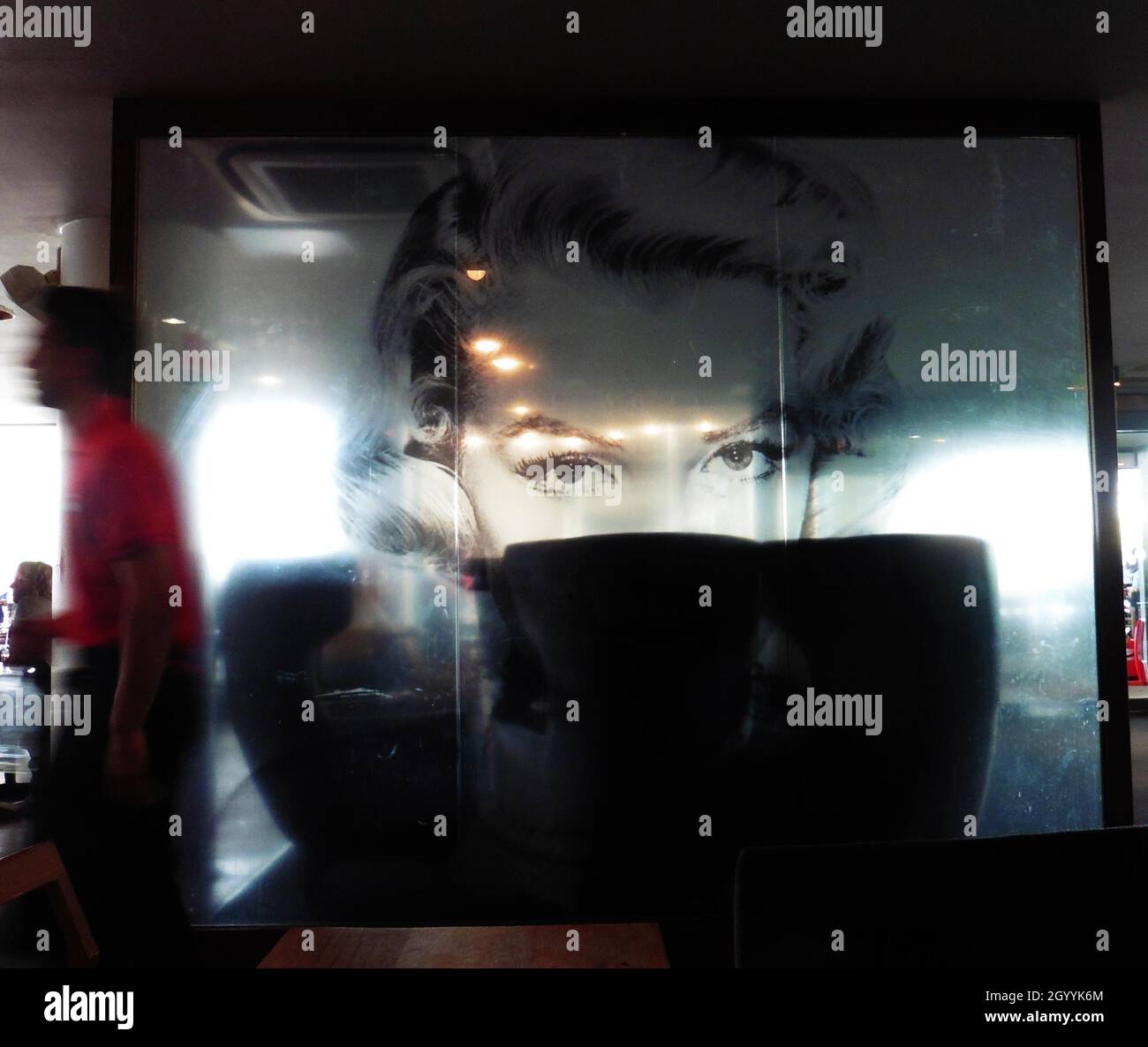 BFI bar (British film Institute) Southbank (National film Theatre), avec une image fantôme sur le verre de Marilyn Monroe regardant de manière séductive la caméra Banque D'Images