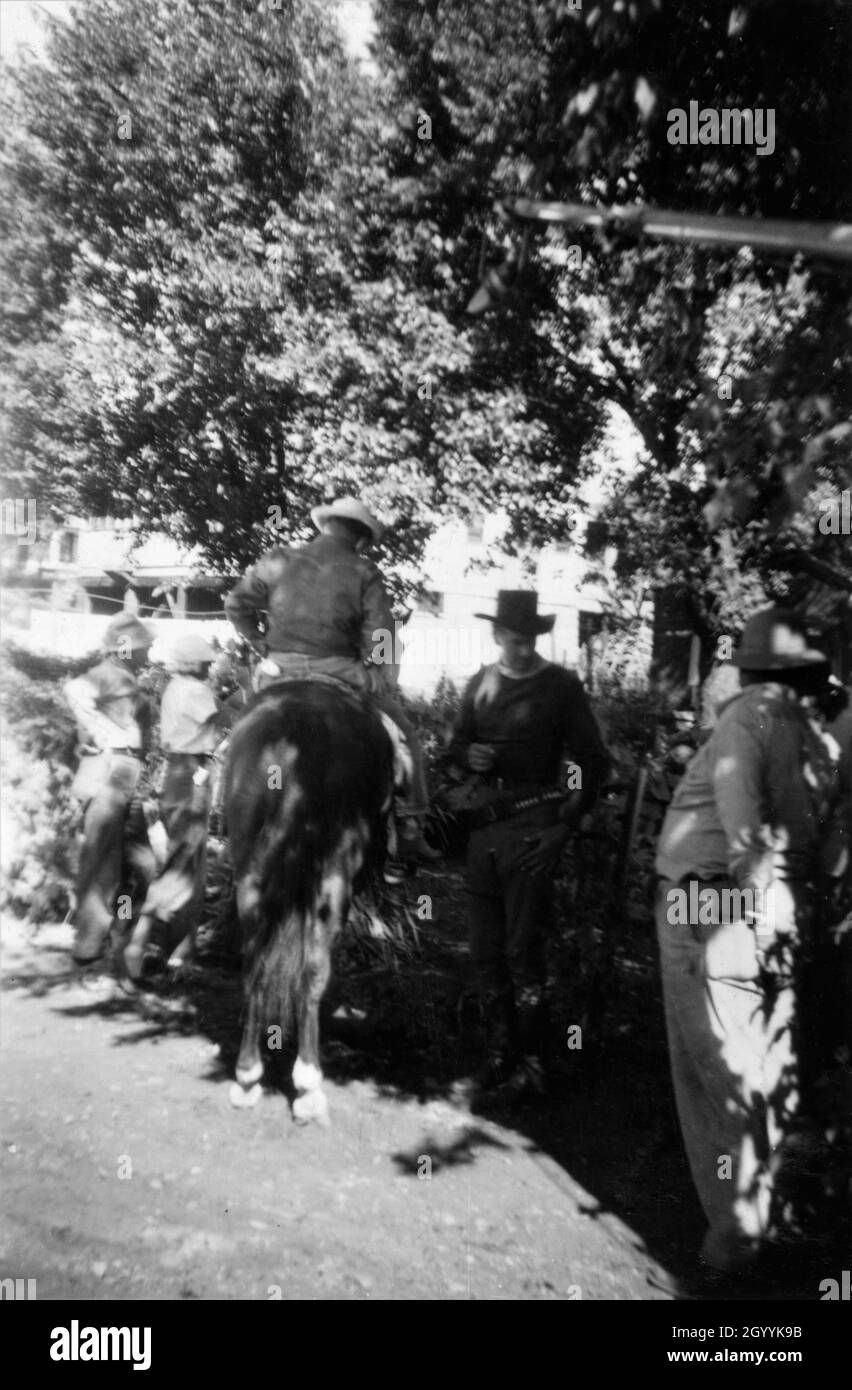 Photo de JOEL McCrea et des membres de l'équipage sur le terrain Candid à l'automne 1948 pendant le tournage à Durango du TERRITOIRE DU COLORADO 1949 réalisateur RAOUL WALSH scénario John Twist et Edmund H. North adapté du roman High Sierra de W.R.Burnet Warner Bros. Banque D'Images