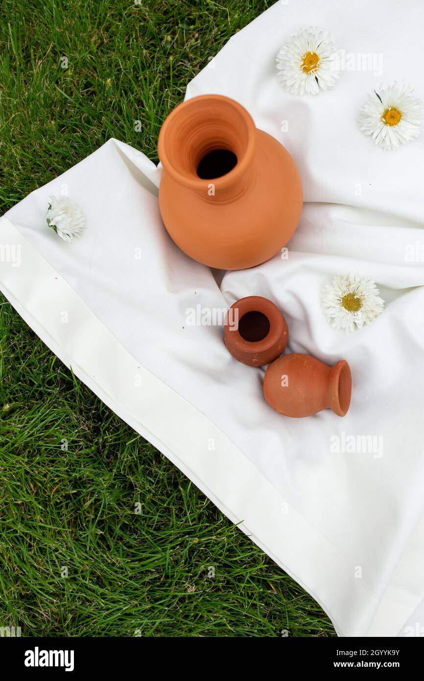 pots d'argile sur une nappe blanche sur l'herbe. vue de dessus Banque D'Images