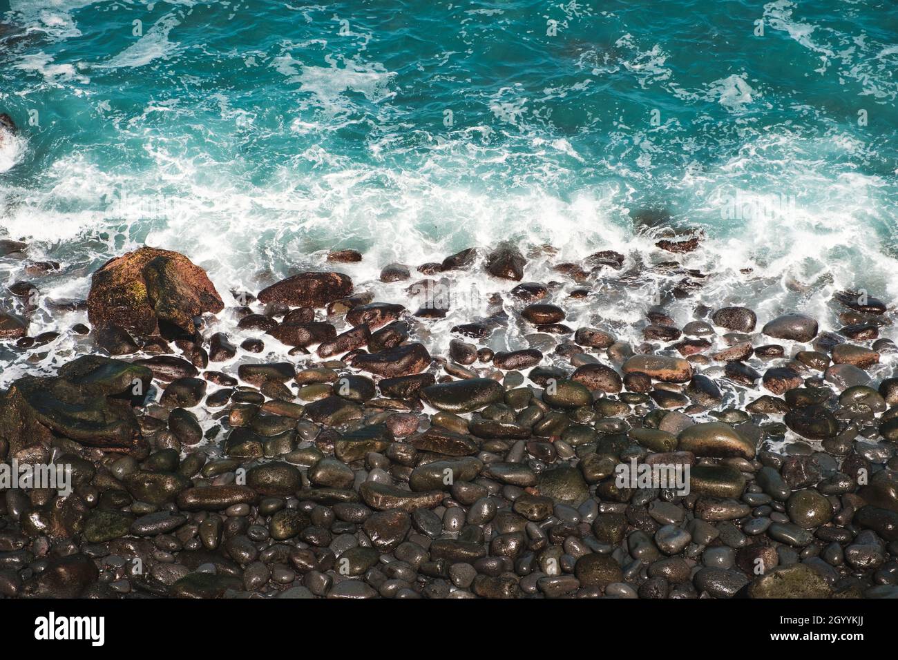 Plage de pierre et vagues de l'océan, Banque D'Images