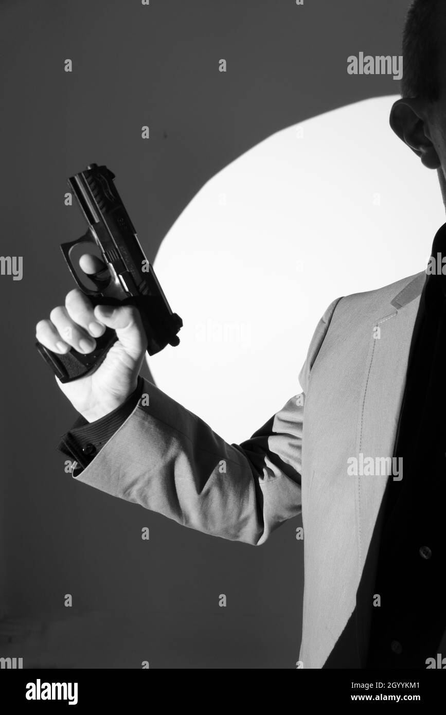 Spy thriller livre design couverture avec homme tenant pistolet pistolet. Banque D'Images