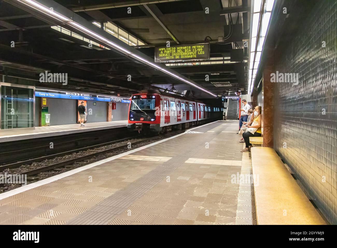 Barcelone, Espagne - 19 septembre 2021 : train de métro en mouvement arrivant à la gare Banque D'Images