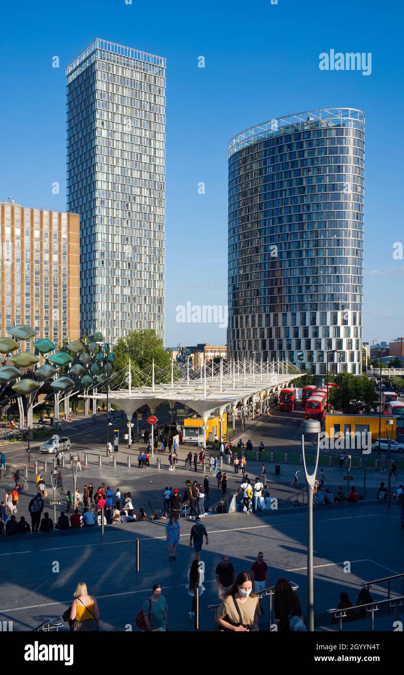 Vue sur la gare routière de Stratford avec de grands bâtiments en arrière-plan Banque D'Images