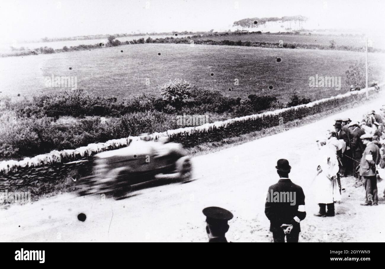 Voiture de course noir et blanc Banque de photographies et d’images à ...