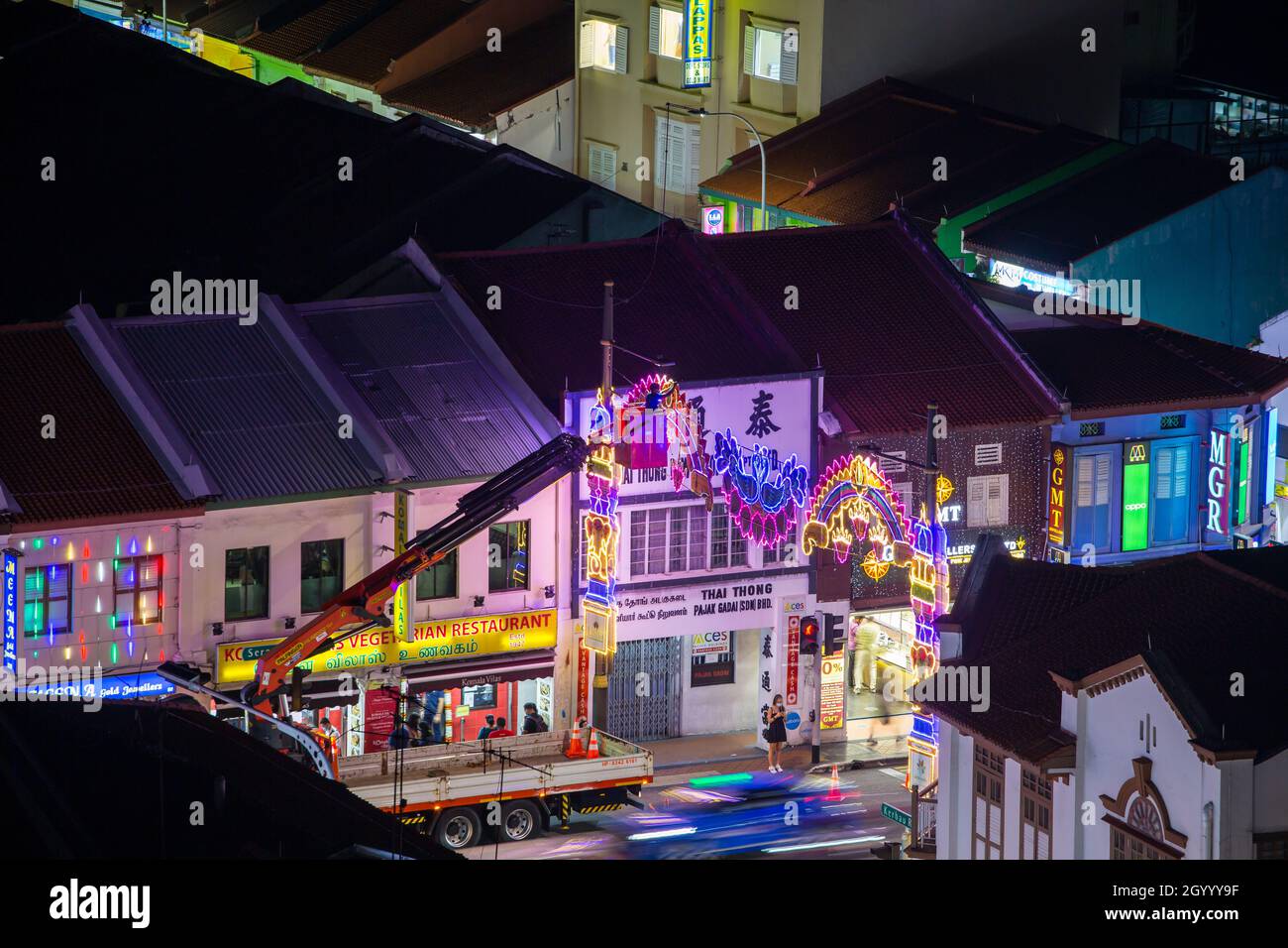 Le technicien de maintenance de la grue de camion fixe l'éclairage dans la nuit à Little India.Singapour. Banque D'Images