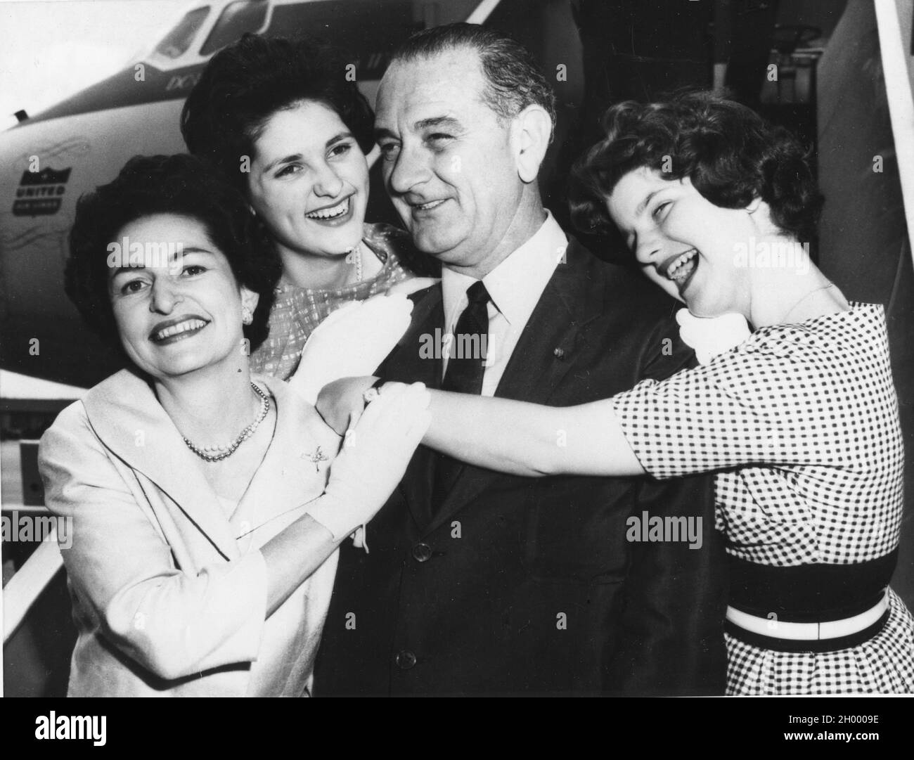 Le sénateur Lyndon B. Johnson est adopté par sa femme, Lady Bird (à gauche) et leurs filles, Lynda (à gauche) et Lucy (à droite).Les Johnsons étaient en route pour la Convention démocratique de Los Angeles.7-7-60. Banque D'Images