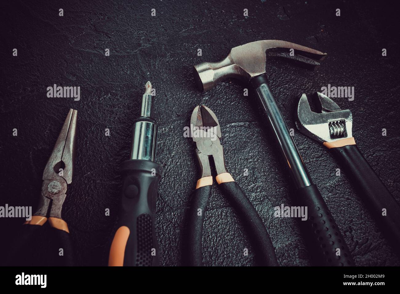 De nombreux outils différents pour les travaux de réparation sur fond noir Banque D'Images
