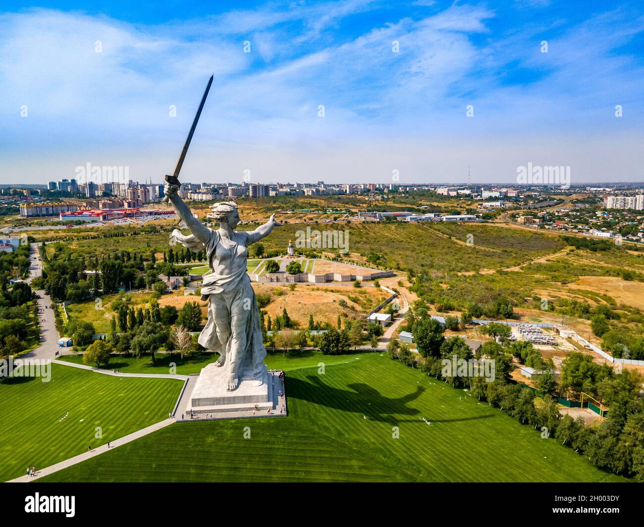 Volgograd, Russie. Vue aérienne de la statue « les appels de la mère patrie » après restauration sur le sommet de la colline de Mamaev Banque D'Images