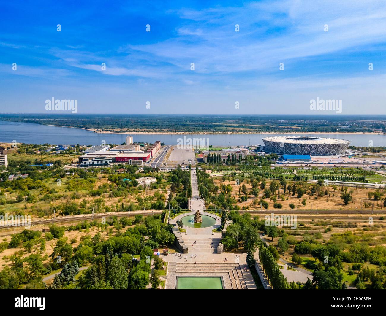 Volgograd, Russie. Vue aérienne de la statue « les appels de la mère patrie » après restauration sur le sommet de la colline de Mamaev Banque D'Images