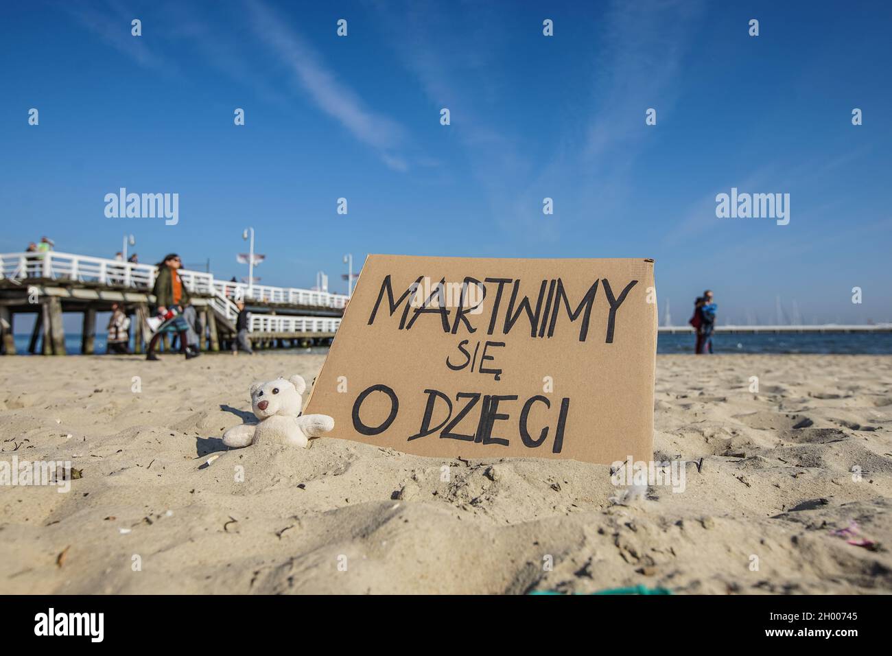 Sopot, Pologne.10 octobre 2021.Les manifestants devant la bannière « nous nous inquiétons des enfants » sont vus à Sopot, en Pologne, le 10 octobre 2021, des personnes protestent sous le slogan : ne pas emmener les enfants dans la forêt.Ils protestent contre la politique du gouvernement polonais visant à pousser les réfugiés d'Irak, d'Afghanistan et d'autres pays venant du Bélarus avec de jeunes enfants vers la forêt située à la frontière avec le Bélarus.Le gouvernement polonais leur refuse la protection internationale et les transporte illégalement dans la forêt, les poussant à l'étranger.Credit: Vadim Pacajev/Alay Live News Banque D'Images