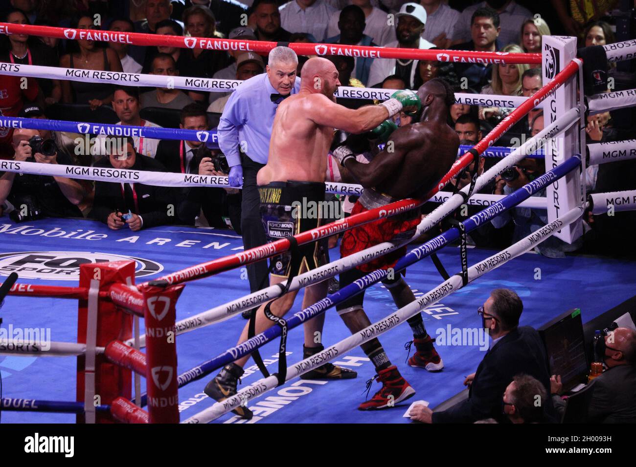 Las Vegas, États-Unis.10 octobre 2021.Tyson Fury fait un crochet droit sur  le côté de la tête de Deontay Wilders lors du match de boxe 12 tours Tyson  Fury contre Deontay Wilder III,