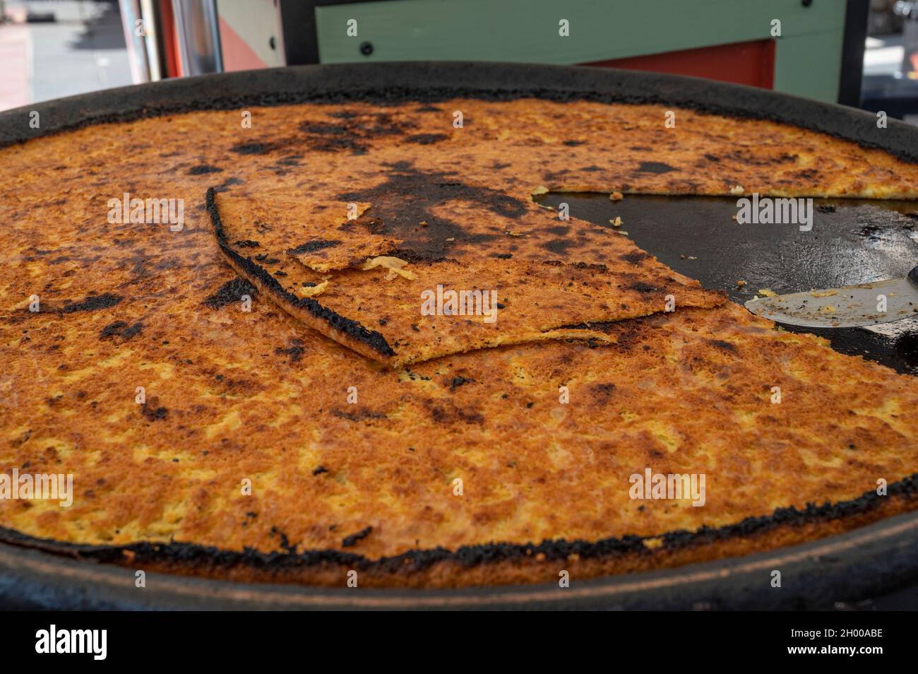 La SOCCA, une crêpe aux pois chiches, est une collation favorite à Nice, en France Banque D'Images