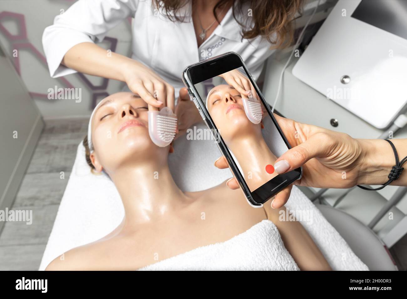 Main tenant smartphone faire en ligne flux vidéo en direct de la  cosméticienne médecin procédure de soin du visage tutoriel pour l'atelier  en ligne master classe dans Photo Stock - Alamy
