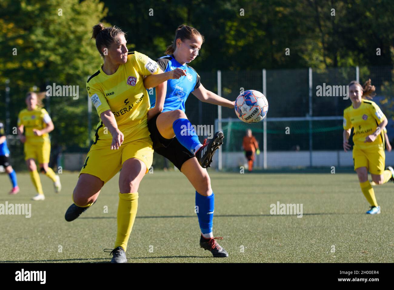 Lisa Floetzner (13 FFC Wacker München) et Meike Bohn (4 Wuerzburger Kickers) pendant le match de Regionalliga Sued entre FFC Wacker Muenchen et Wuerzburger Kickers à Bezirkssportanlage Untersendling, Allemagne. Banque D'Images