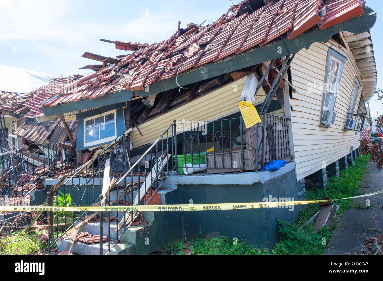 LA NOUVELLE-ORLÉANS, LA, États-Unis - 9 OCTOBRE 2021 : devant de la maison gravement endommagée de l'ouragan Ida Banque D'Images