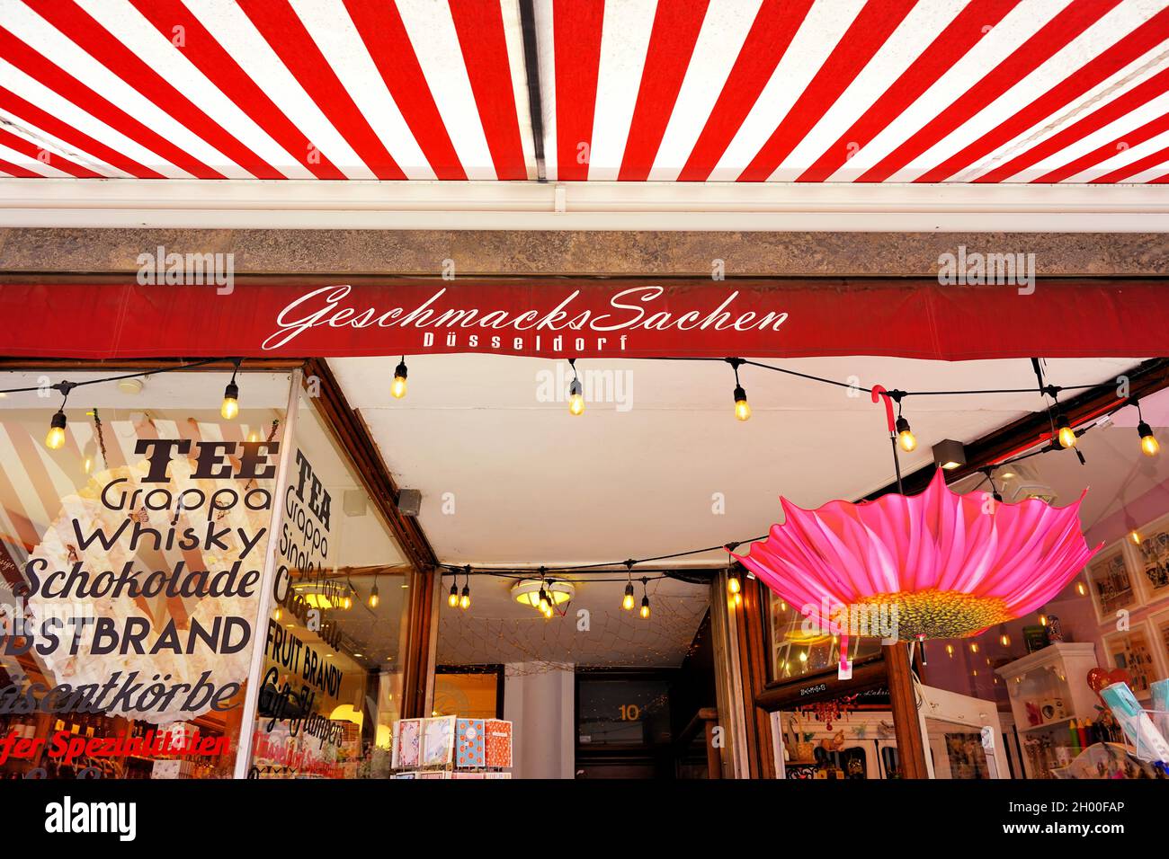 Extérieur d'une boutique de souvenirs typique de la région populaire de la vieille ville, près du Rhin à Düsseldorf, en Allemagne. Banque D'Images