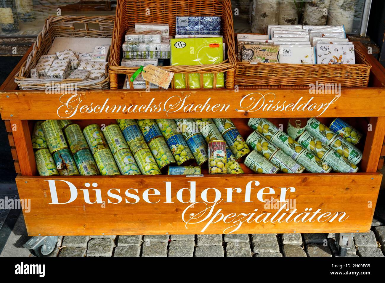 Extérieur d'une petite boutique de souvenirs dans le quartier populaire de la vieille ville, près du Rhin à Düsseldorf, en Allemagne. Banque D'Images