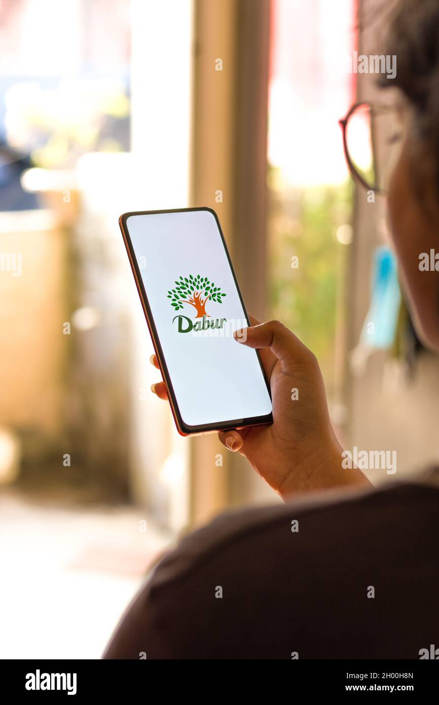 West Bangal, Inde - 09 octobre 2021 : logo Dabur sur image de stock d'écran de téléphone. Banque D'Images West Bangal, Inde - 09 octobre 2021 : logo Dabur sur image de stock d'écran de téléphone. Banque D'Images