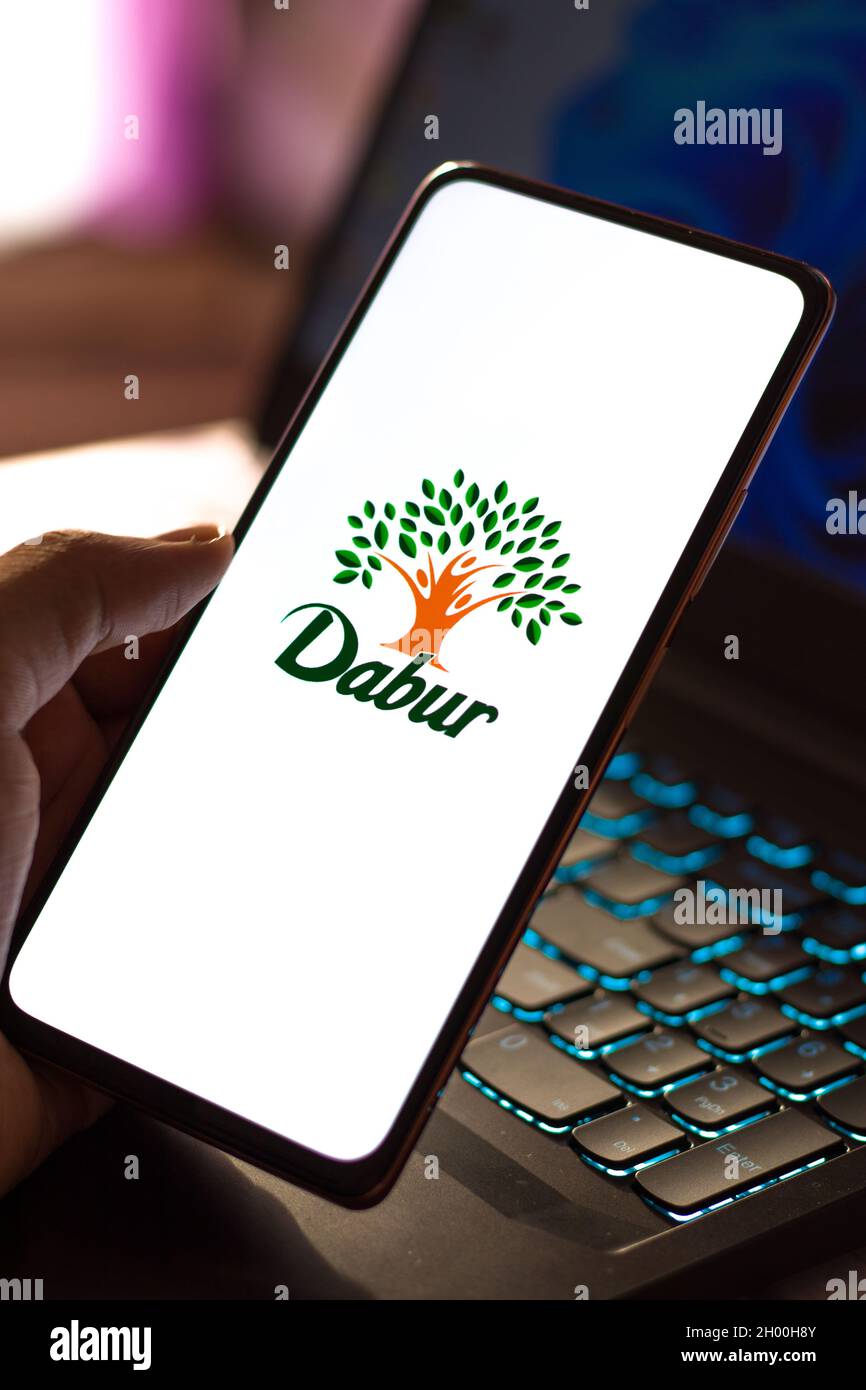 West Bangal, Inde - 09 octobre 2021 : logo Dabur sur image de stock d'écran de téléphone. Banque D'Images West Bangal, Inde - 09 octobre 2021 : logo Dabur sur image de stock d'écran de téléphone. Banque D'Images