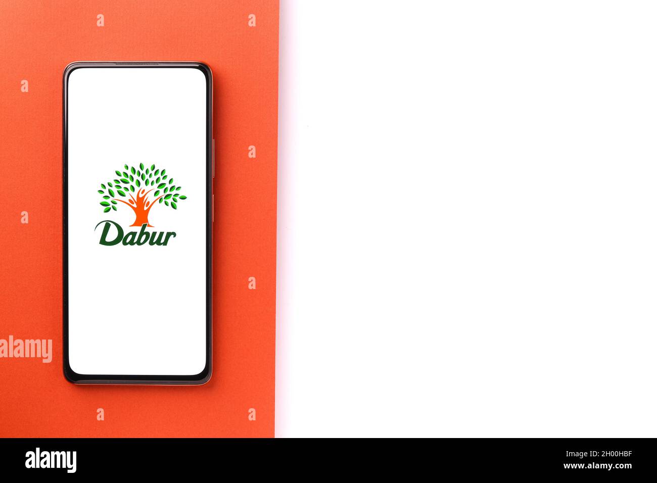 West Bangal, Inde - 09 octobre 2021 : logo Dabur sur image de stock d'écran de téléphone. Banque D'Images West Bangal, Inde - 09 octobre 2021 : logo Dabur sur image de stock d'écran de téléphone. Banque D'Images
