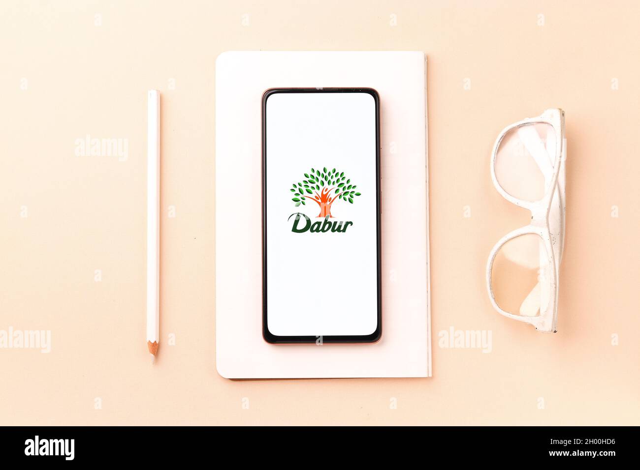 West Bangal, Inde - 09 octobre 2021 : logo Dabur sur image de stock d'écran de téléphone. Banque D'Images West Bangal, Inde - 09 octobre 2021 : logo Dabur sur image de stock d'écran de téléphone. Banque D'Images