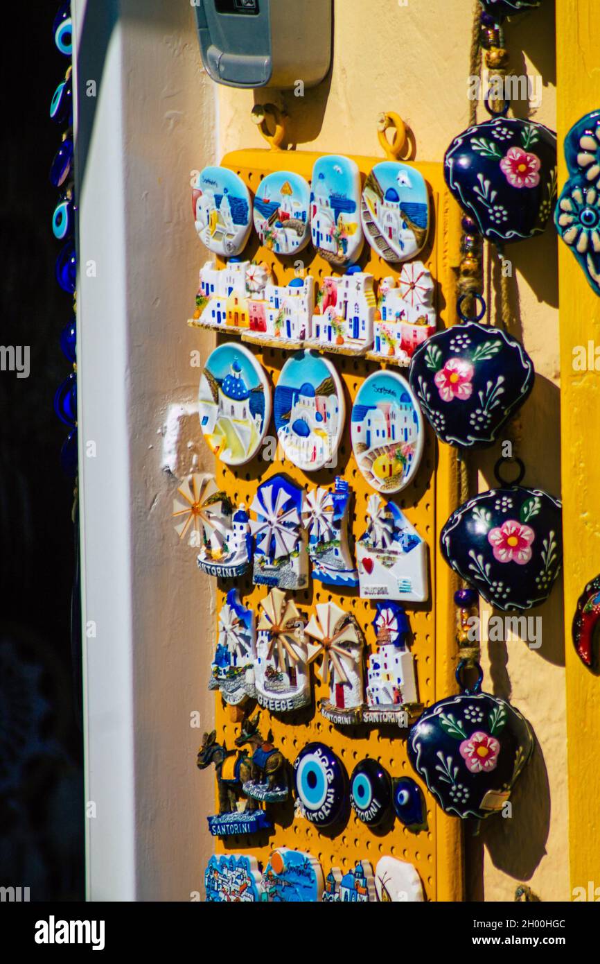Île de Santorini, Fira, Grèce - 08 octobre 2021 objets décoratifs, accessoires et biens vendus aux touristes dans les boutiques de souvenirs de Fira, ville touristique Banque D'Images