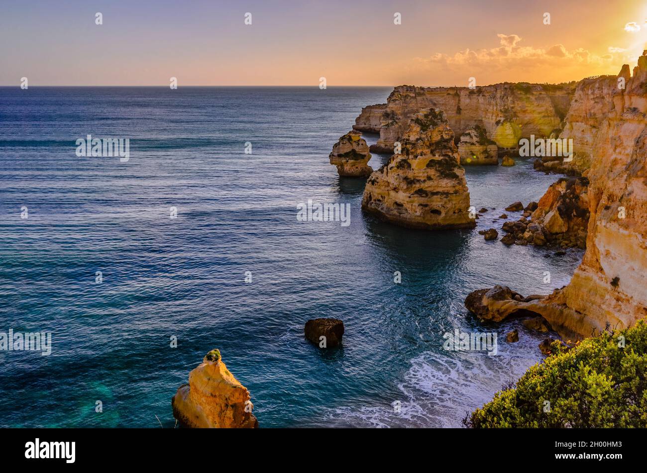 Praia da Marinha.Belle plage et bateaux à Marinha, Algarve, Portugal. Banque D'Images