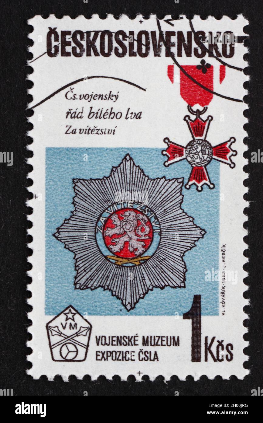 TCHÉCOSLOVAQUIE - VERS 1985 : un timbre imprimé en Tchécoslovaquie montre des médailles, exposition du Musée militaire, vers 1985 Banque D'Images