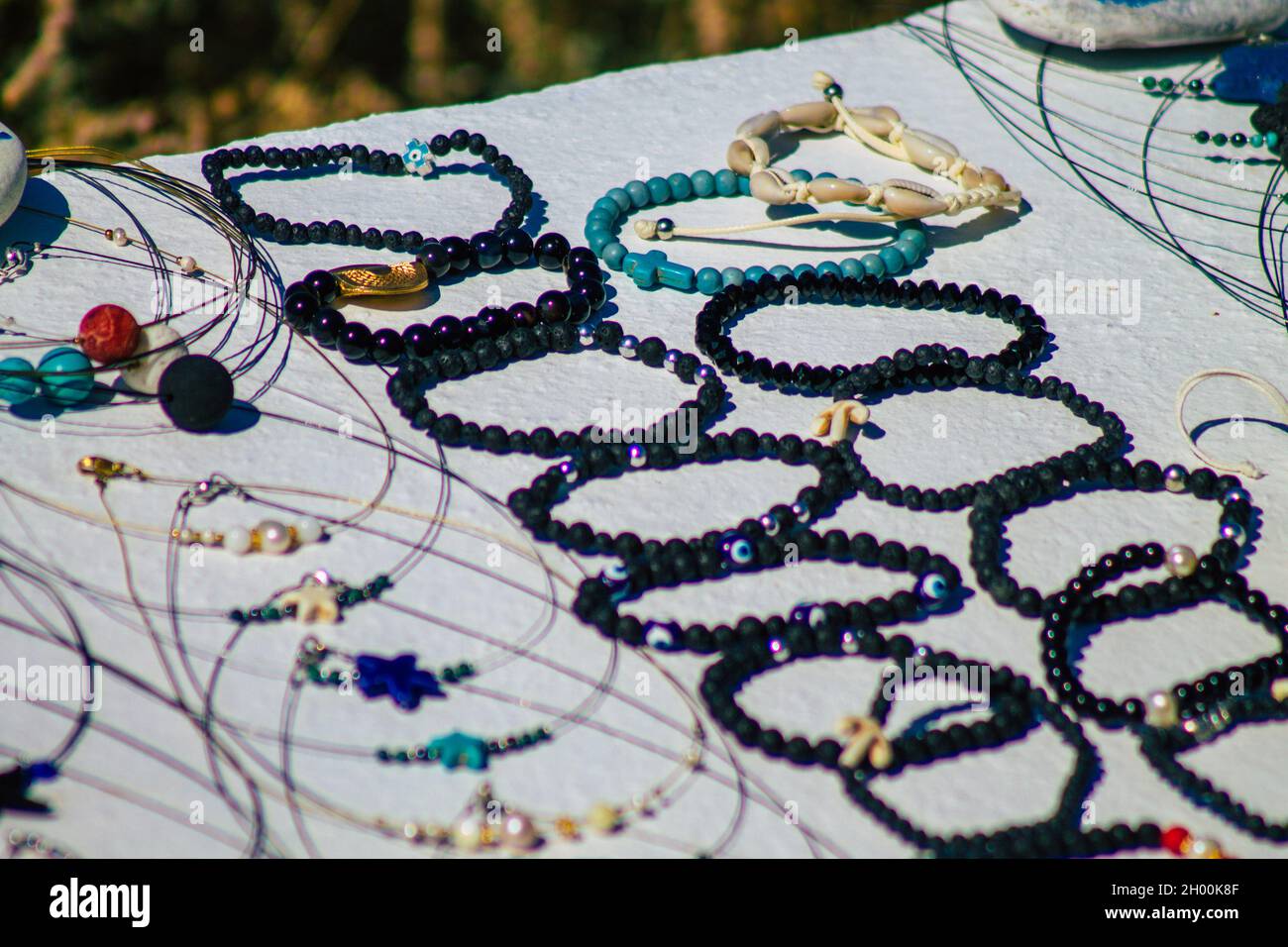 Île de Santorini, Fira, Grèce - 08 octobre 2021 objets décoratifs, accessoires et biens vendus aux touristes dans les boutiques de souvenirs de Fira, ville touristique Banque D'Images