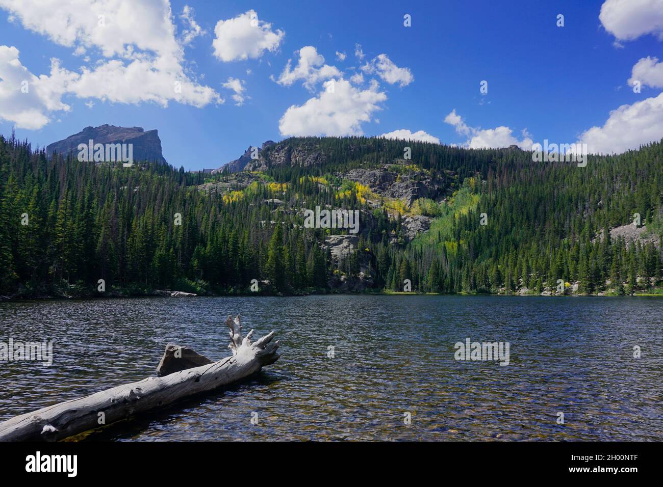 Vue d'automne du lac Bear sous un ciel bleu avec des nuages blancs Banque D'Images