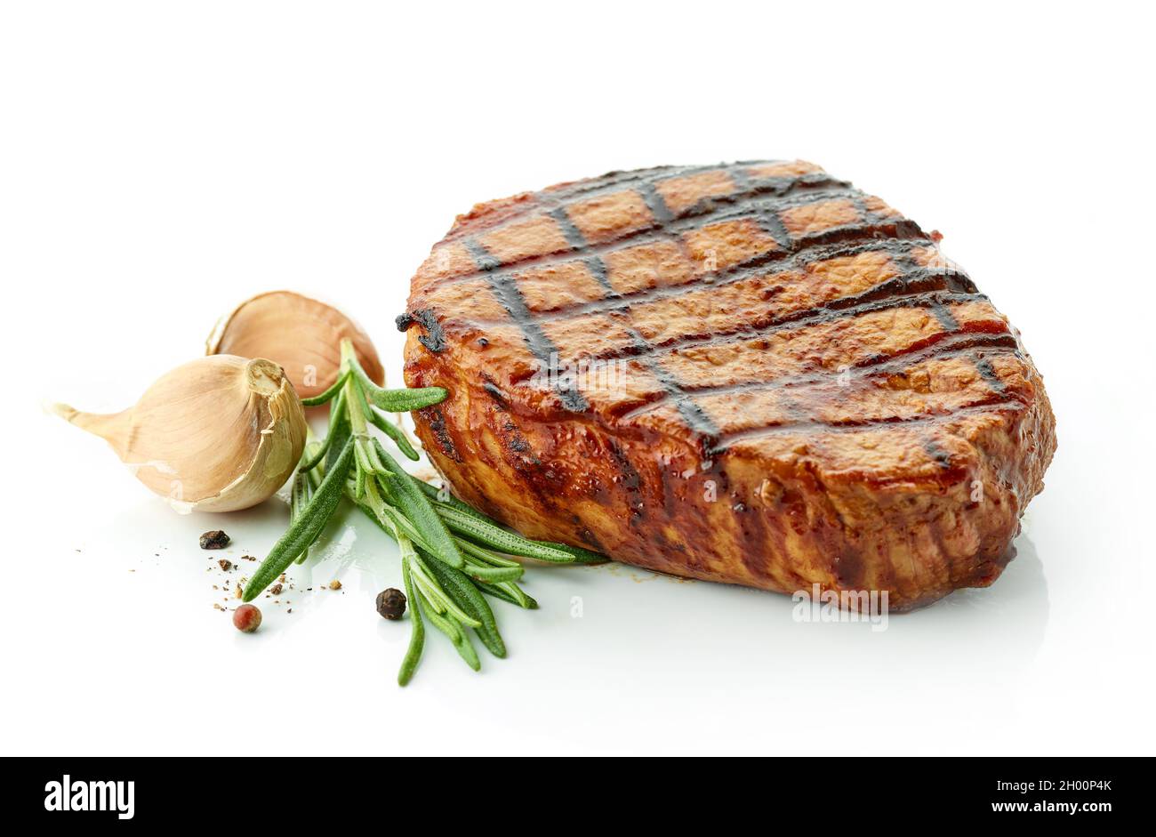 Filet de bœuf grillé, steak, romarin et ail isolés sur fond blanc Banque D'Images