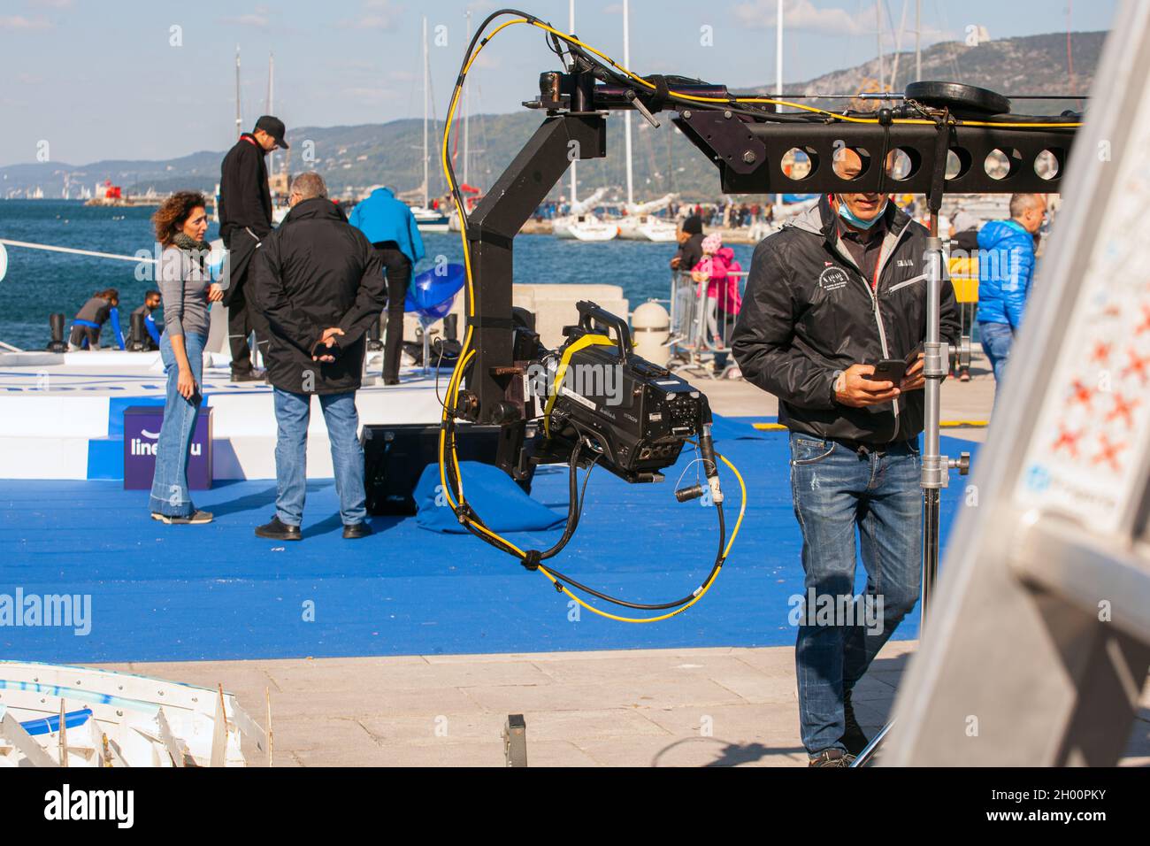 Trieste, Italie - octobre 09 : caméra sur la grue dans le set pour la télédiffusion lors de la 53 e régate de Barcolana le 09 octobre 2021 Banque D'Images