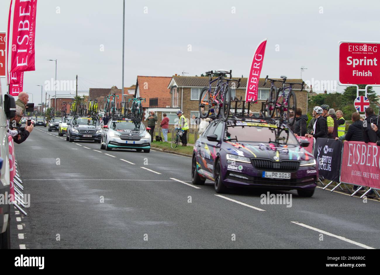 AJ Bell tournée cycliste féminine 2021 étape 5 Colchester à Clacton.Les voitures de soutien de l'équipe de cyclisme suivent les coureurs en procession Banque D'Images