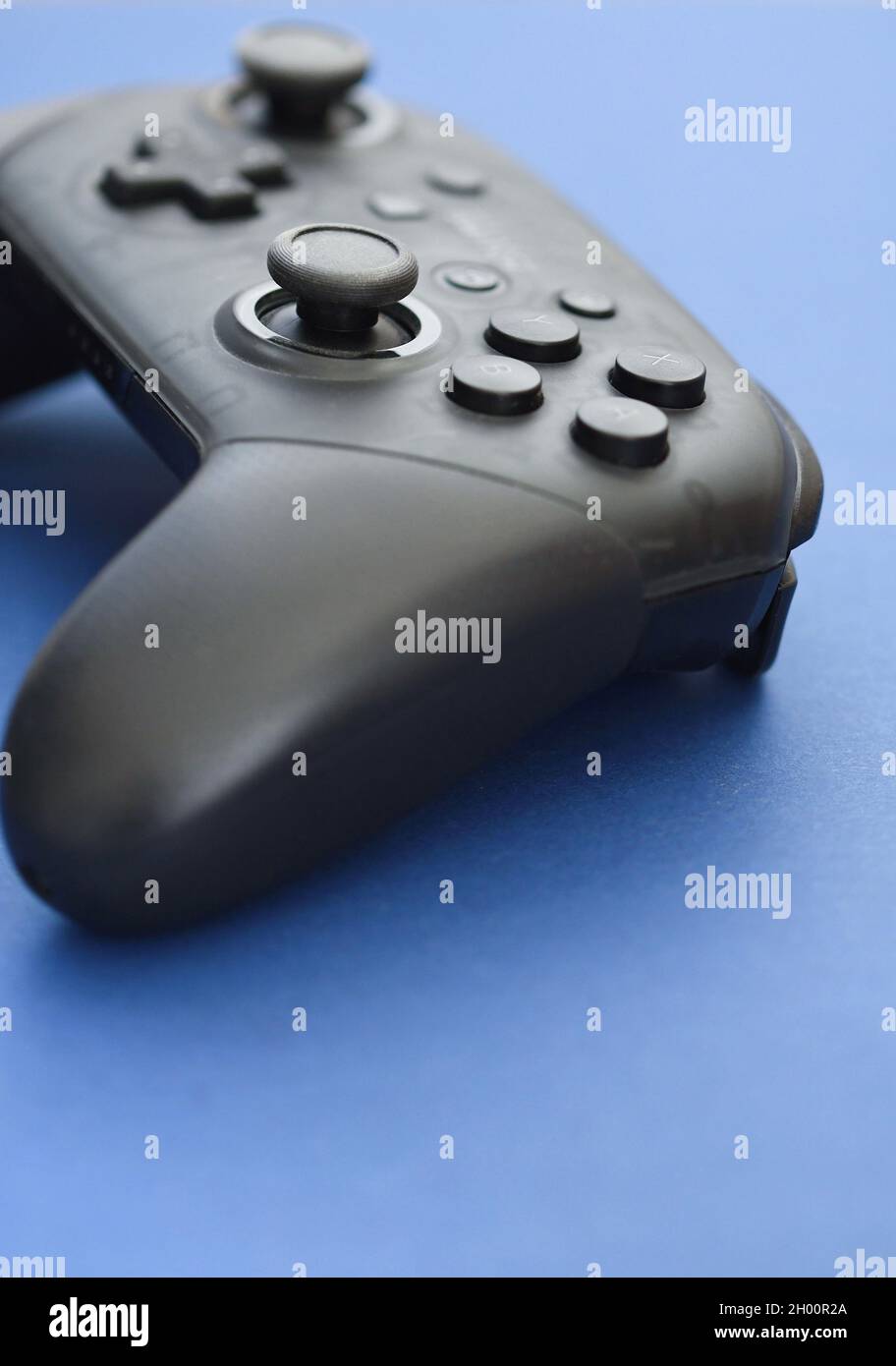 Photo d'une manette de jeu sur fond bleu Banque D'Images