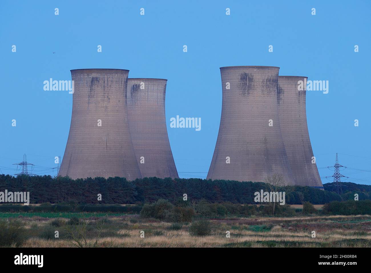 Les 4 tours de refroidissement restantes de la centrale électrique d'Eggborough dans le North Yorkshire, quelques instants avant d'être démolies par des explosions contrôlées Banque D'Images