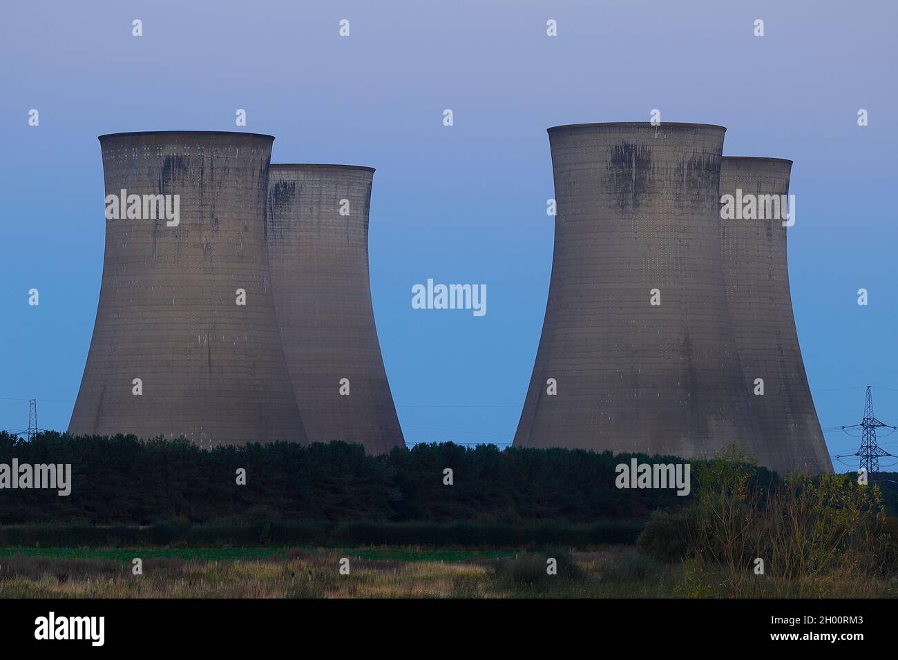 Les 4 tours de refroidissement restantes de la centrale électrique d'Eggborough dans le North Yorkshire, quelques instants avant d'être démolies par des explosions contrôlées Banque D'Images