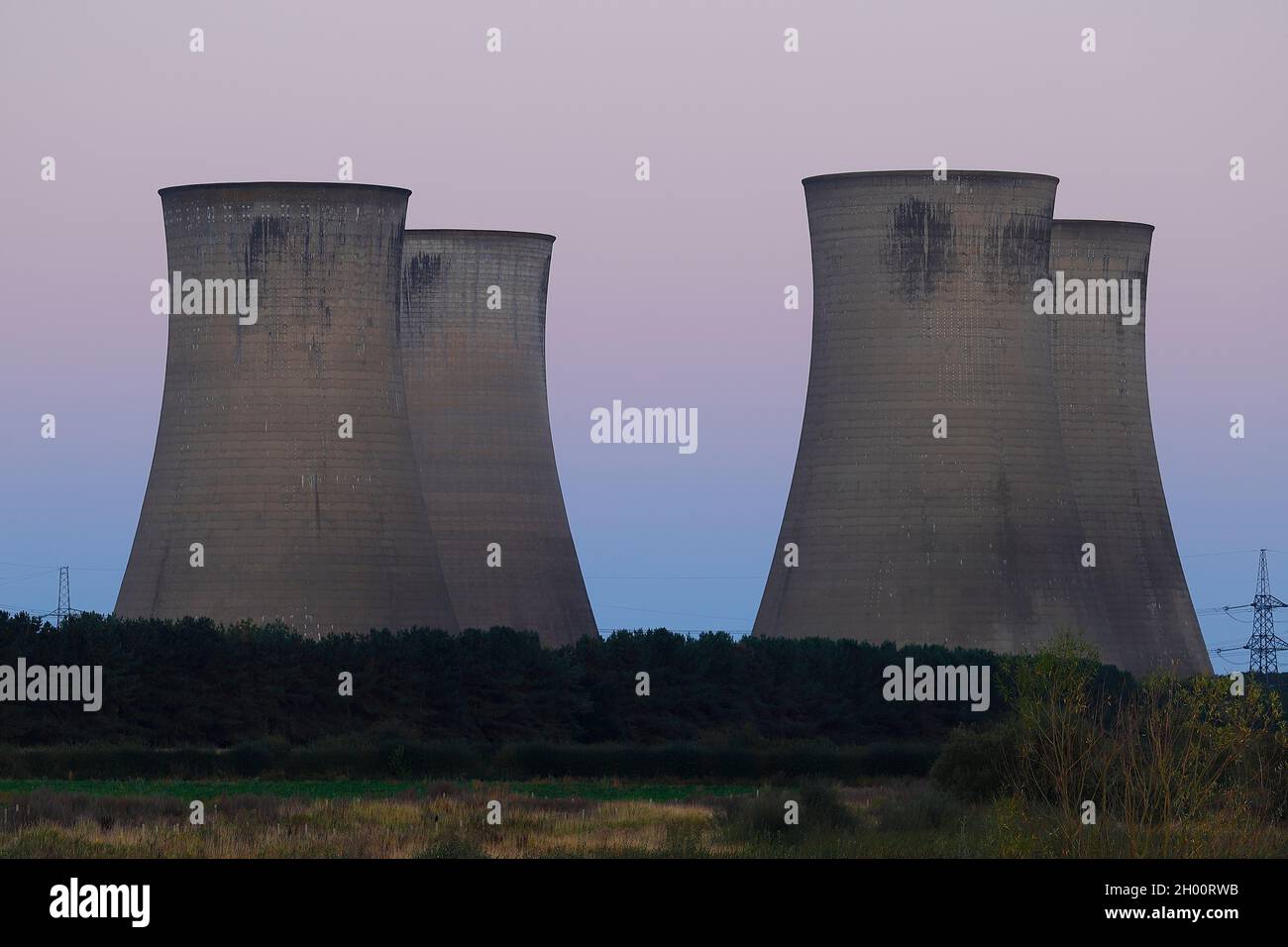 Les 4 tours de refroidissement restantes de la centrale électrique d'Eggborough dans le North Yorkshire, quelques instants avant d'être démolies par des explosions contrôlées Banque D'Images