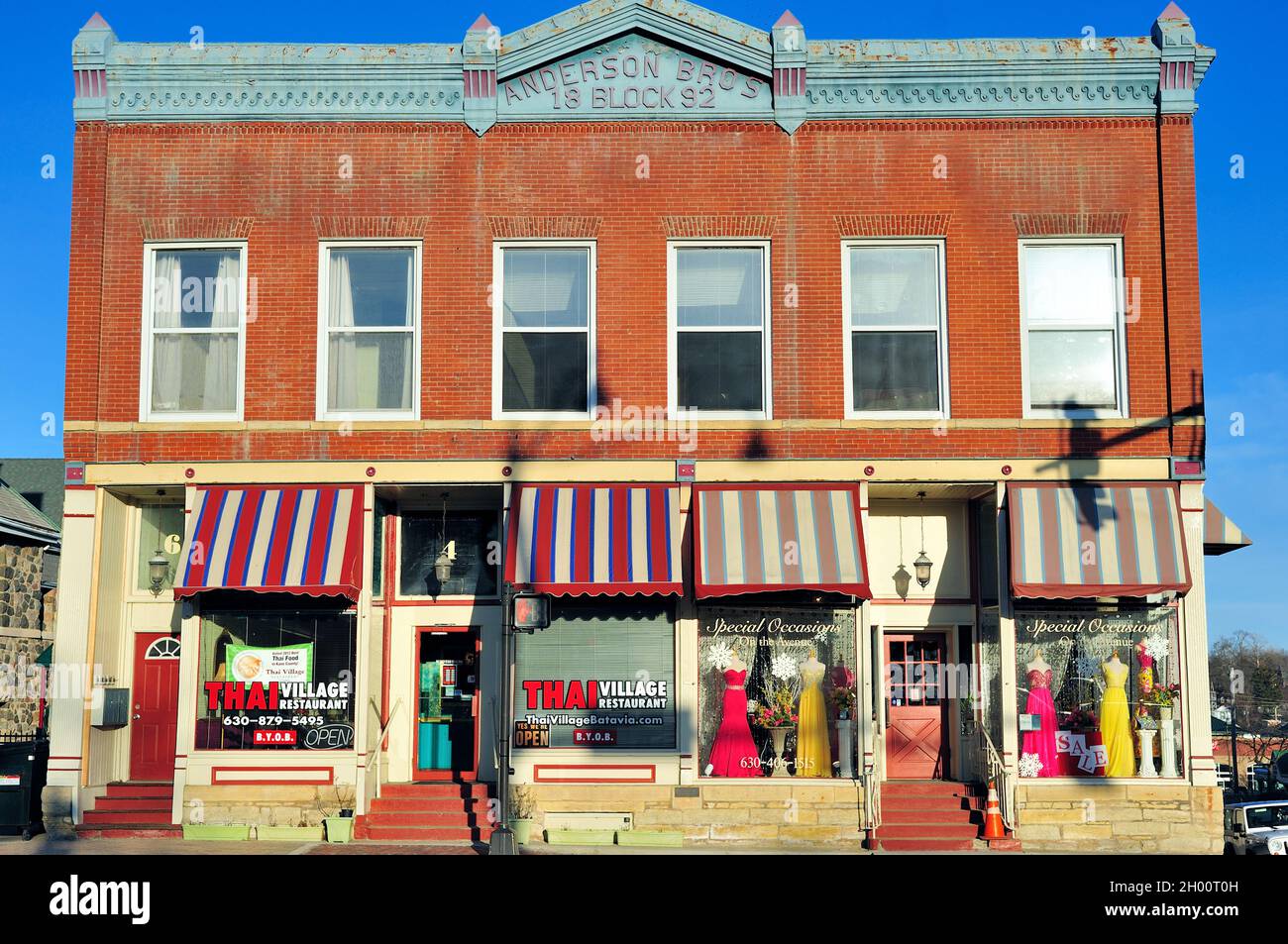 Batavia, Illinois, USA.Un lien architectural important avec son passé est représenté par un bloc restant de magasins et d'espace résidentiel supérieur. Banque D'Images
