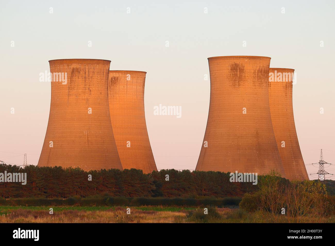 Les 4 tours de refroidissement restantes de la centrale électrique d'Eggborough dans le North Yorkshire, quelques instants avant d'être démolies par des explosions contrôlées Banque D'Images