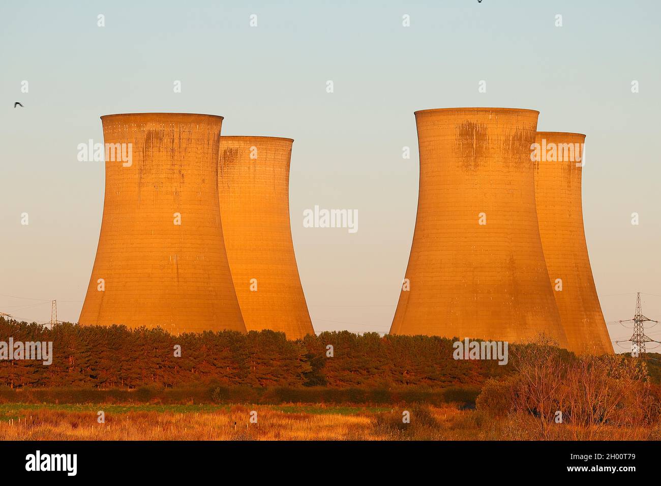 Les 4 tours de refroidissement restantes de la centrale électrique d'Eggborough dans le North Yorkshire, quelques instants avant d'être démolies par des explosions contrôlées Banque D'Images