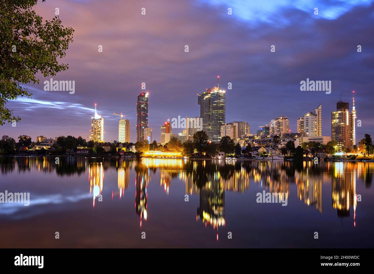 Horizon de Vienne la nuit avec des reflets sur le Danube Banque D'Images