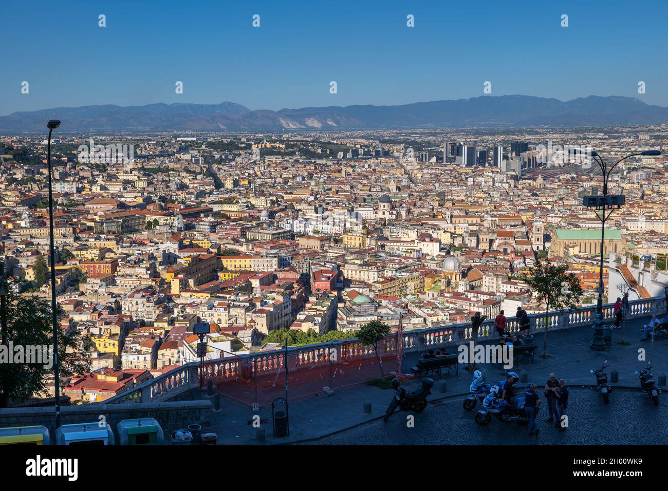 Ville de Naples vue panoramique depuis Belvedere San Martino à Campania, Italie. Banque D'Images