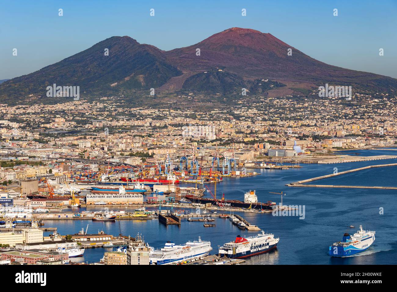Ville de Naples en Campanie, Italie.Paysage urbain avec le Vésuve et le port de Naples. Banque D'Images