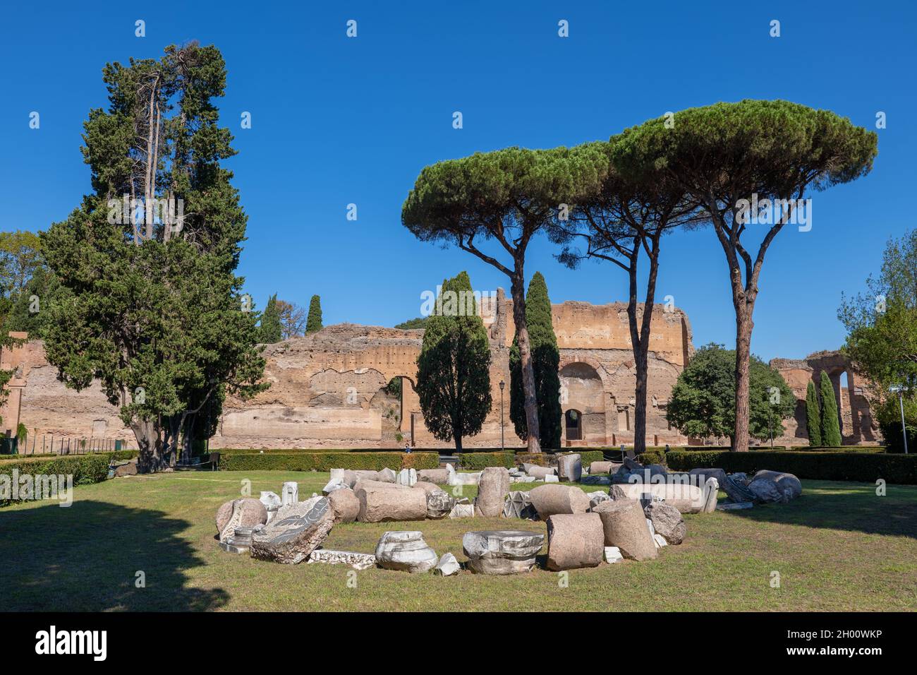 Thermes de ruines de Caracalla dans la ville de Rome, Lazio, Italie.Anciens thermes romains (thermae) de 216 après J.-C. Banque D'Images Thermes de ruines de Caracalla dans la ville de Rome, Lazio, Italie.Anciens thermes romains (thermae) de 216 après J.-C. Banque D'Images