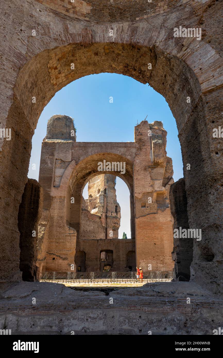 Thermes de ruines de Caracalla dans la ville de Rome, Lazio, Italie.Anciens thermes romains (thermae) de 216 après J.-C. Banque D'Images Thermes de ruines de Caracalla dans la ville de Rome, Lazio, Italie.Anciens thermes romains (thermae) de 216 après J.-C. Banque D'Images