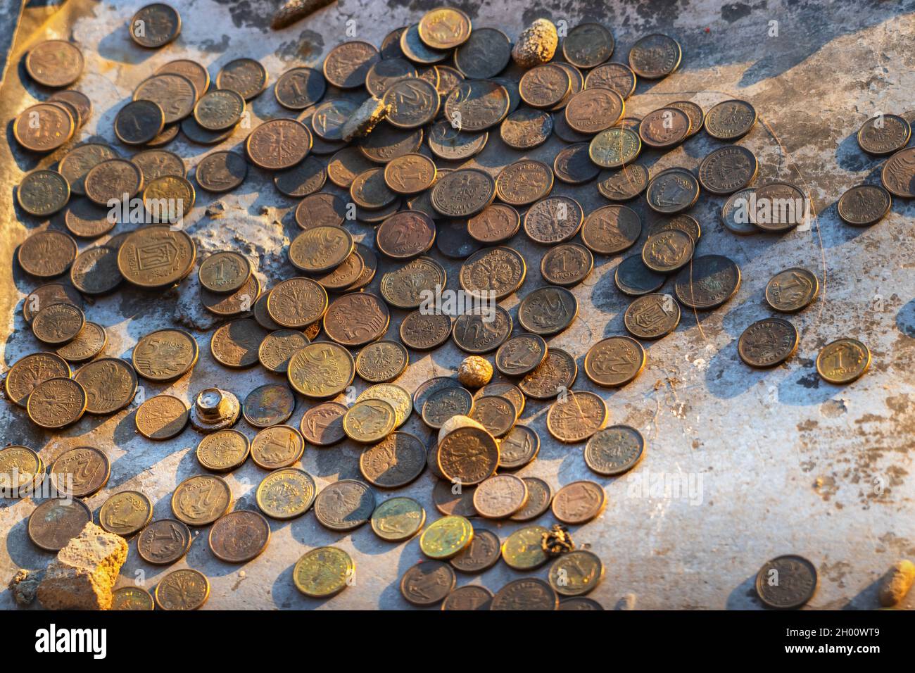Pile de pièces de monnaie polonaises utilisées en Pologne sur un parapet de bâtiment. Banque D'Images