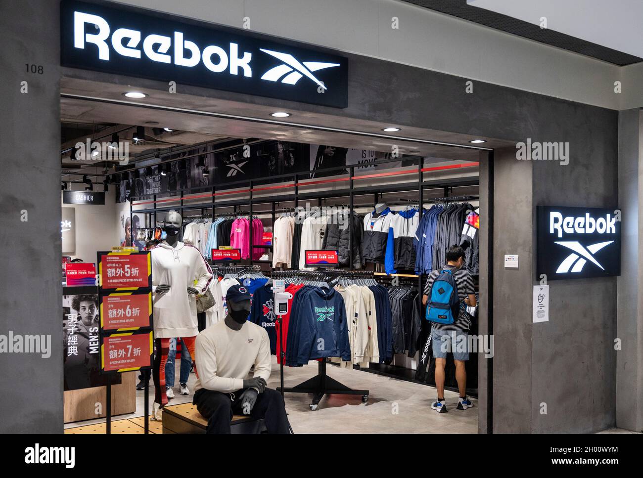 Un acheteur est vu dans le magasin Reebok de la marque allemande  multinationale de chaussures à Hong Kong.(Photo de Budrul Chukrut / SOPA  Images/Sipa USA Photo Stock - Alamy