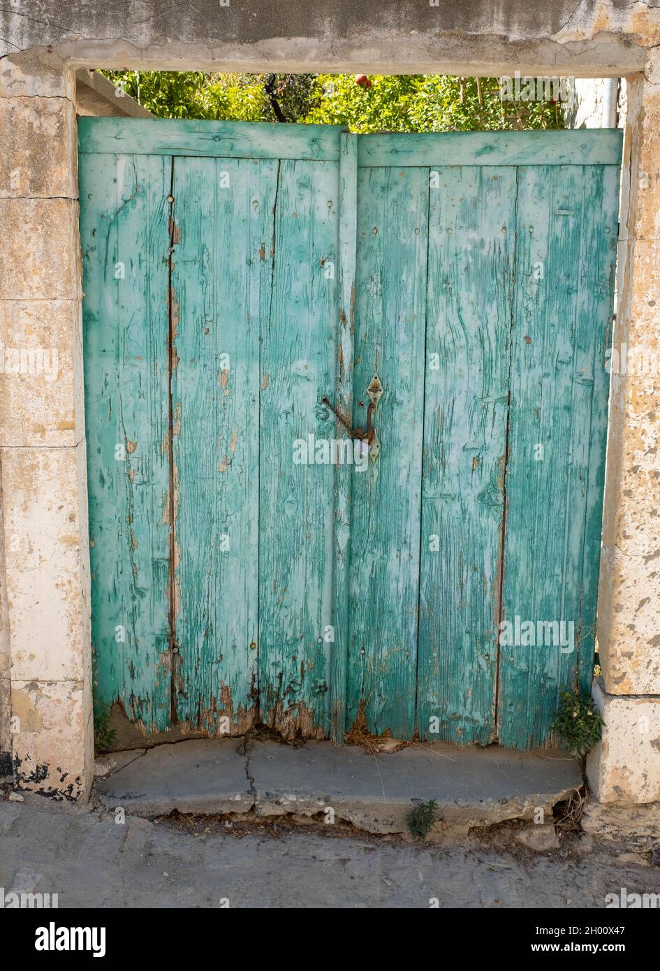 Ancienne porte en bois traditionnelle défraîchi, village d'Arsos, Chypre. Banque D'Images