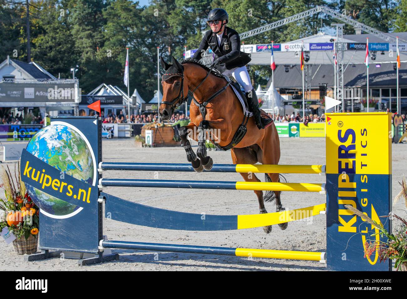 ENSCHEDE, PAYS-BAS - OCTOBRE 10: Alina Dibowski GER avec la Barbade 26 lors du salon militaire Boekelo Jumping le 10 octobre 2021 à Enschede, pays-Bas (photo par Albert Ten Hove/Orange Pictures) Banque D'Images