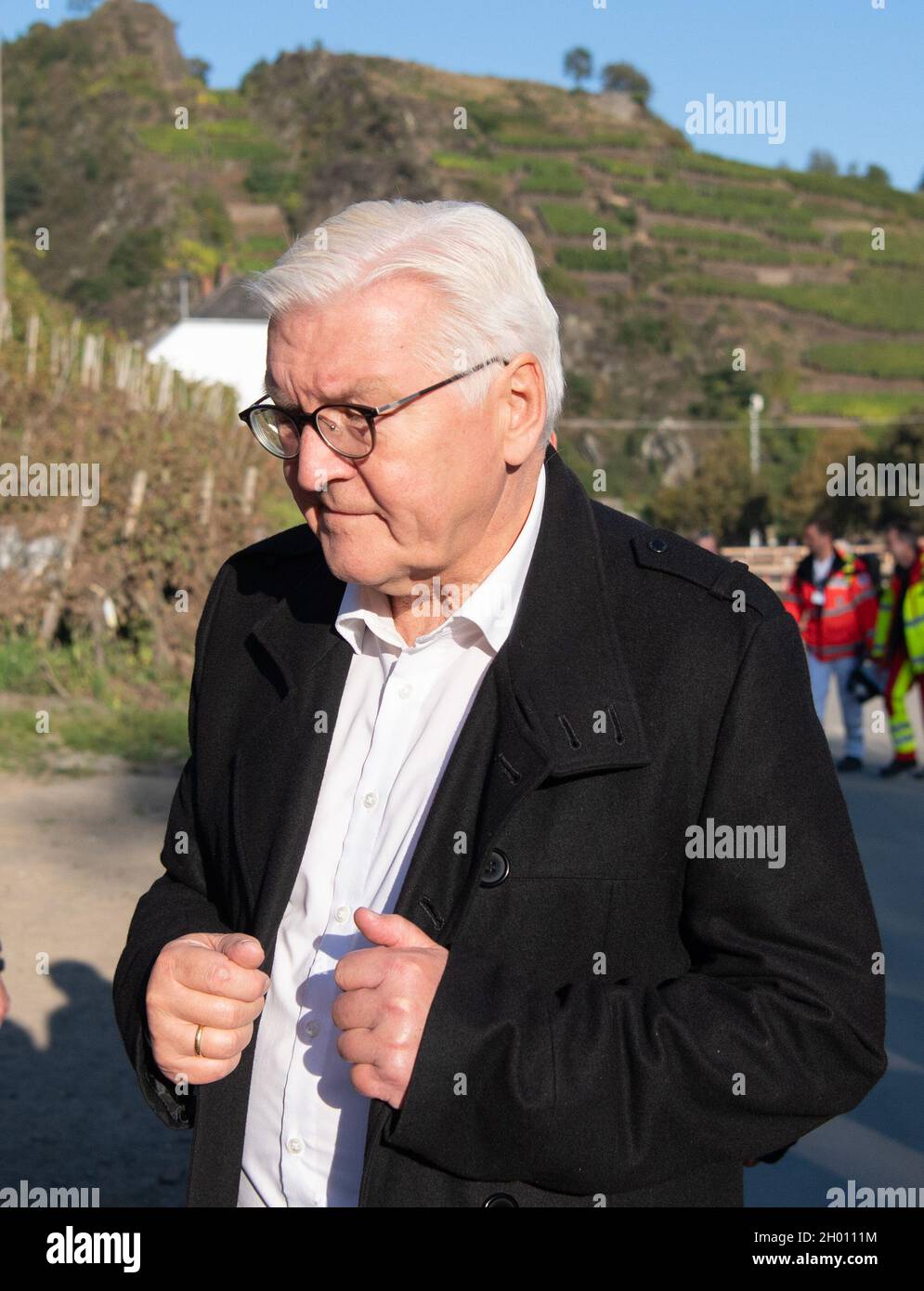 10 octobre 2021, Rhénanie-Palatinat, Mayschoß : le président fédéral Frank-Walter Steinmeier visite le village viticole de Mayschoß, qui a été lourdement endommagé par la catastrophe des inondations.Photo : Boris Roessler/dpa Banque D'Images